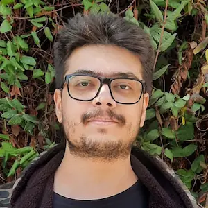 تصویری از چهره‌ی بیژن با پس‌زمینه‌ی طبیعت